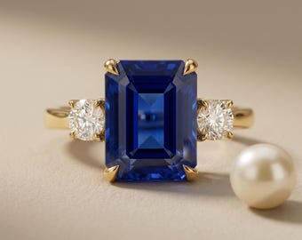 Anello di fidanzamento a tre pietre in argento sterling 925 con zaffiro blu taglio smeraldo e placcatura in oro vermeil, regalo di compleanno per lei.