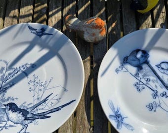 Set di 2 piatti antichi olandesi con decorazioni a uccelli, P Regout Maastricht Transferware c.1900–1930, piatti monocromatici in stile Delft per collezionisti.