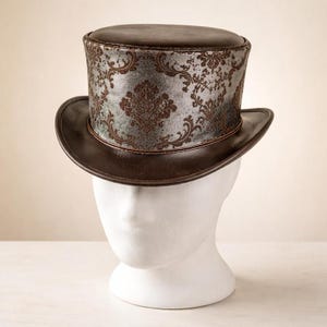 Könnte beinhalten: Ein Set aus drei Keramikbechern mit gesprenkelter, matter Oberfläche. Die Becher sind in Creme-, Hellgrau- und Dunkelgrautönen gehalten. Jeder Becher hat ein schlichtes, minimalistisches Design und einen abgerundeten Henkel.