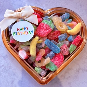 Feliz cumpleaños, bandeja de dulces con forma de corazón, cesta de regalo con lazo