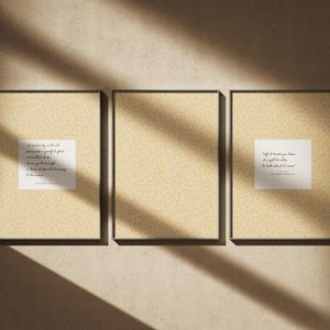 Op de afbeelding: Drie ingelijste prints met zwarte frames. De prints hebben een lichtgele achtergrond met een subtiel patroon. Twee prints hebben een witte vierkant met tekst. De tekst luidt: "Als ik minder van je hield, zou ik er meer over kunnen praten." en "We zullen zeker niet doen alsof we meer voelen dan we doen..."