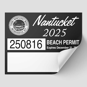 Op de afbeelding: Zwarte rechthoekige strandvergunningsticker met witte tekst en een afpellende hoek. De sticker leest "Nantucket 2025" en "Strandvergunning" met een vervaldatum. Het zegel van de stad Nantucket staat in de linkerbovenhoek.