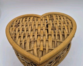 Cesta de mimbre vintage de estilo moderno de mediados de siglo con forma de corazón y tapa abatible de 8"×8".