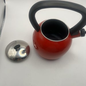 Op de afbeelding: Een rustiek houten bord met de handgeschreven tekst "Welcome to our home". Het rechthoekige bord heeft een verweerde afwerking en een eenvoudig, uitnodigend ontwerp. Geschikt voor binnen en buiten.