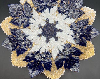 Plato antiguo de porcelana Meissen azul y dorado con hoja de arce de 27 cm (10-5/8")