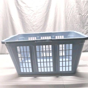 Cesta de ropa vintage Rubbermaid 2965, color azul, rectangular, de plástico.