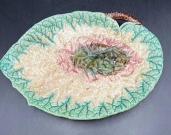 Plato antiguo de mayólica con diseño de hojas de begonia, estilo victoriano, color verde, rosa y crema, ~10.5