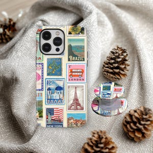 Peut inclure: Coque de téléphone et support de téléphone avec un collage de timbres-poste colorés. Les timbres représentent des monuments de divers endroits, dont Londres, New York et le Brésil. L'étui est de couleur crème avec une finition brillante.