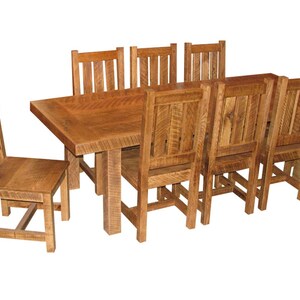 Puede incluir: Un juego de comedor de madera r&uacute;stica con ocho sillas. La mesa tiene una tapa rectangular y un dise&ntilde;o simple y robusto. Las sillas tambi&eacute;n son de madera y tienen un respaldo y un asiento de listones.