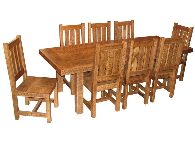 Puede incluir: Un juego de comedor de madera r&uacute;stica con ocho sillas. La mesa tiene una tapa rectangular y un dise&ntilde;o simple y robusto. Las sillas tambi&eacute;n son de madera y tienen un respaldo y un asiento de listones.