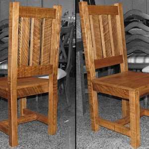 Puede incluir: Dos sillas de madera con un acabado r&uacute;stico y desgastado. Las sillas tienen un respaldo de listones y un asiento rectangular simple. Las sillas est&aacute;n hechas de madera maciza y tienen un color madera natural.