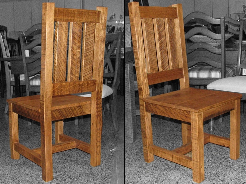 Puede incluir: Dos sillas de madera con un acabado r&uacute;stico y desgastado. Las sillas tienen un respaldo de listones y un asiento rectangular simple. Las sillas est&aacute;n hechas de madera maciza y tienen un color madera natural.