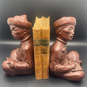 Sujetalibros de eruditos asiáticos de mediados de siglo, 1958 – Estatuas de yeso de Universal Statuary Corp – Figuritas de eruditos sentados