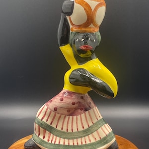 Puede incluir: Un juego de tres tazas de cerámica con un acabado mate moteado. Las tazas son de color crema, marrón claro y marrón oscuro. Cada taza tiene un diseño simple y minimalista.