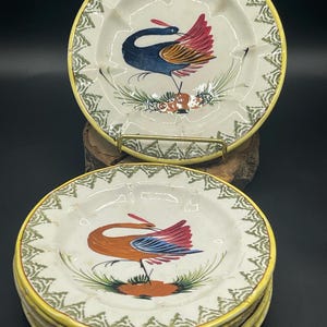 Puede incluir: Un letrero de madera rústica con el texto "Welcome to our home" en un estilo manuscrito. El letrero presenta un acabado envejecido y un diseño simple y acogedor, perfecto para un porche o entrada.