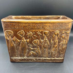 jardinière vintage à relief religieux Mid-Century | Scène biblique stylisée | Cache-pot moderniste en céramique des années 60