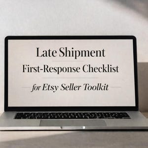 Puede incluir: Un portátil plateado muestra el texto "Late Shipment First-Response Checklist for Etsy Seller Toolkit" en su pantalla. El portátil está abierto y colocado sobre una superficie clara, con un fondo neutro.