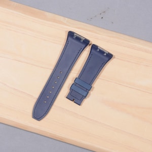 K&ouml;nnte beinhalten: Zweiteiliges marineblaues Uhrenarmband-Set. Die Lederarmb&auml;nder sind an den Kanten gen&auml;ht. Das Set enth&auml;lt ein Armband mit mehreren L&ouml;chern zur Anpassung und ein Schnallenarmband.