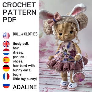 Puede incluir: Muñeca de ganchillo llamada Adaline, vestida con un vestido, zapatos y una diadema con orejas de conejo. La muñeca tiene pelo rubio y lleva un pequeño bolso. La imagen incluye texto que dice "CROCHET PATTERN PDF" y "DOLL + CLOTHES".