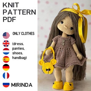 Puede incluir: Muñeca de ganchillo con pelo largo castaño y una cinta amarilla. La muñeca lleva un vestido marrón, zapatos amarillos y un bolso amarillo con forma de oso. Incluye el texto "KNIT PATTERN PDF" y "ONLY CLOTHES".