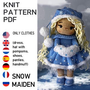 Peut inclure: Poupée Snow Maiden tricotée, vêtue d'une robe, d'un chapeau et de bottes bleus avec des bordures blanches et des détails de flocons de neige. La poupée a des cheveux blonds en fil et un visage crocheté. Le texte "KNIT PATTERN PDF" et "ONLY CLOTHES" est inclus.