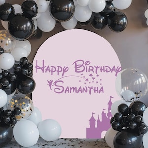 K&ouml;nnte beinhalten: Festliche Geburtstagsdekoration mit schwarzen, wei&szlig;en und transparenten Luftballons. Ein gro&szlig;er rosa Kreis zeigt den Text "Happy Birthday Samantha" in Lila, mit einer Schloss-Silhouette. Luftballons sind um den Kreis angeordnet.