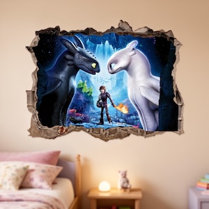 Puede incluir: Un vinilo decorativo con efecto 3D que representa una escena de la película "Cómo entrenar a tu dragón". La imagen muestra un dragón negro, un dragón blanco y un personaje sosteniendo fuego. El fondo es un entorno de cueva con tonos azules y verdes.