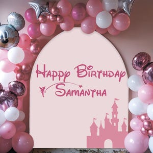 K&ouml;nnte beinhalten: Ein rosa Geburtstags-Hintergrund mit dem Text "Happy Birthday Samantha" und einer Schloss-Silhouette. Der Hintergrund ist von rosa, wei&szlig;en und silbernen Ballons umgeben, darunter ein Ballon in Form von Mickey Mouse.