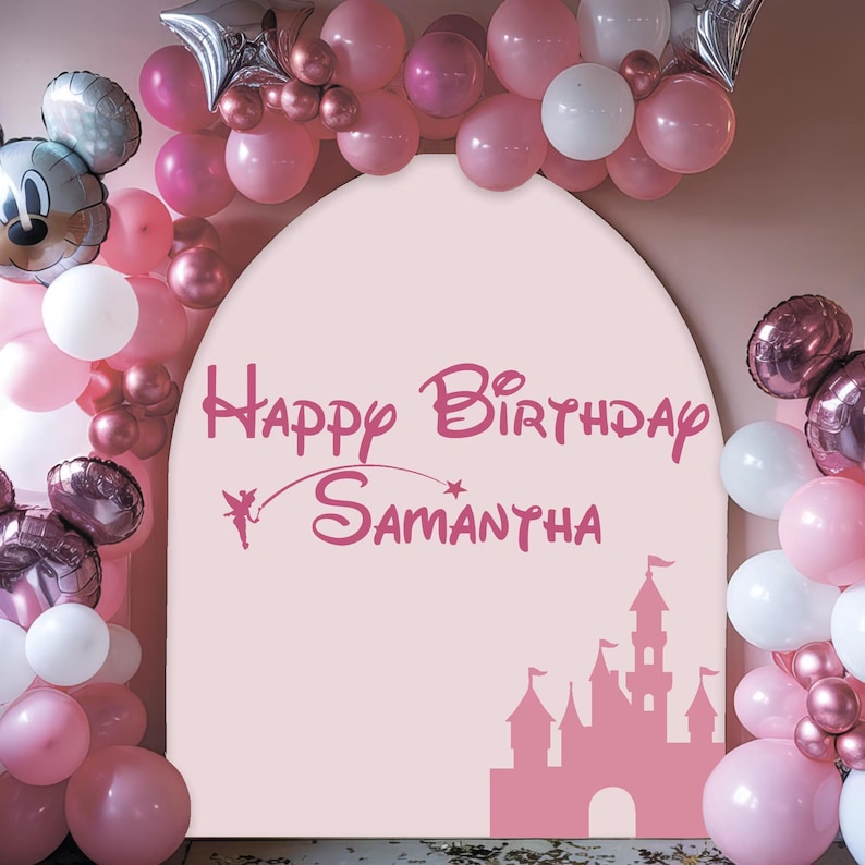 K&ouml;nnte beinhalten: Ein rosa Geburtstags-Hintergrund mit dem Text "Happy Birthday Samantha" und einer Schloss-Silhouette. Der Hintergrund ist von rosa, wei&szlig;en und silbernen Ballons umgeben, darunter ein Ballon in Form von Mickey Mouse.