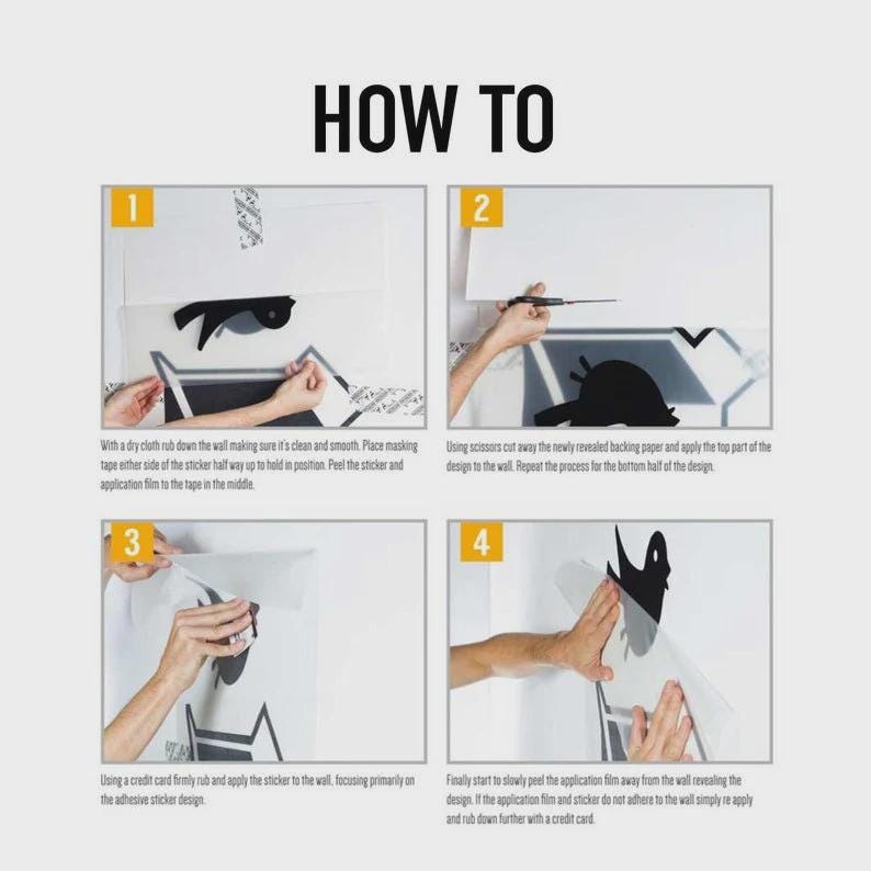 K&ouml;nnte beinhalten: Eine Anleitung mit dem Titel &bdquo;HOW TO&ldquo; zeigt den Prozess des Anbringens eines Wandaufklebers. Die Anweisungen werden in vier nummerierten Feldern mit Text und Bildern dargestellt, die jeden Schritt des Anwendungsprozesses veranschaulichen.