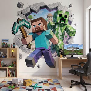 Könnte beinhalten: Minecraft-Wandtattoo mit Steve mit einer Spitzhacke und einem Creeper, der aus einer Wand kommt. Der Raum umfasst einen Schreibtisch mit einem Computer, auf dem das Minecraft-Spiel angezeigt wird, ein Bücherregal und einen bunten Teppich.