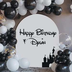 K&ouml;nnte beinhalten: Geburtstagsdekoration mit schwarzen und wei&szlig;en Luftballons, darunter Folienballons und Konfetti-Ballons. Der Hintergrund tr&auml;gt den Text "Happy Birthday Dylan" in schwarzer Schrift, mit einer Schlosssilhouette.