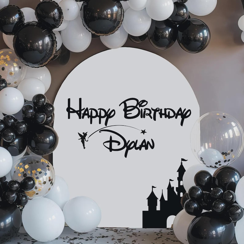 K&ouml;nnte beinhalten: Geburtstagsdekoration mit schwarzen und wei&szlig;en Luftballons, darunter Folienballons und Konfetti-Ballons. Der Hintergrund tr&auml;gt den Text "Happy Birthday Dylan" in schwarzer Schrift, mit einer Schlosssilhouette.