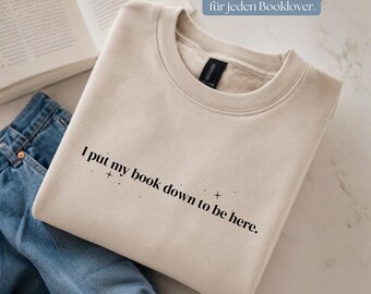 Book Lover Sweatshirt | I Put My Book Down To Be Here | Buch Geschenk | Reading Sweatshirt | Booktok Pullover | Leseratte Geschenk
