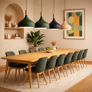 Peut inclure: Une salle à manger avec une longue table en bois et dix chaises vert foncé. Au-dessus de la table, quatre lampes suspendues avec des abat-jours verts, noirs et beiges. Une œuvre d'art abstraite encadrée est accrochée au mur.