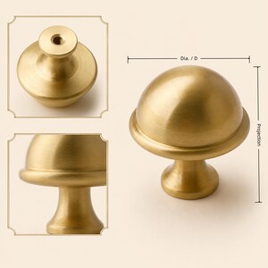 Op de afbeelding: Een messing kastknop met een koepelvormige bovenkant en een cilindrische basis. De knop heeft een diameter van ongeveer 3,8 cm en een projectie van ongeveer 4,4 cm. De hardware heeft een schroefdraad voor eenvoudige installatie.