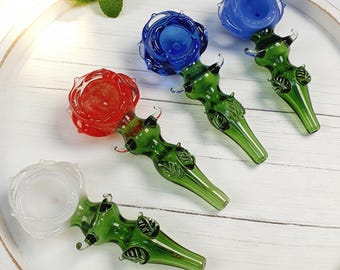 Pipa de vidrio inspirada en rosas blancas, rojas y azules: diseño único y artesanal, elegante para coleccionistas.