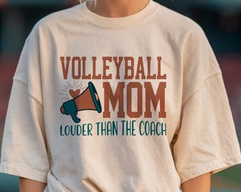 Diseño PNG SVG de "Mamá de voleibol más ruidosa que el entrenador" para sublimación, descarga digital para camisetas de mamás deportistas.