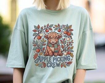 Equipo de recolección de manzanas PNG, diseño de sublimación de vaca de las Tierras Altas para otoño, camisa de otoño con bordado falso PNG, estilo cottagecore para otoño PNG