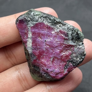 Rubis zoisite brut naturel non poli, pierre brute 40,8 g