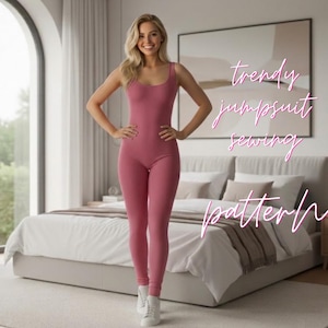 Könnte beinhalten: Ein einfarbiger, ärmelloser, langer Jumpsuit in Mauve mit Rundhalsausschnitt und körperbetonter Passform. Der Text "trendy jumpsuit sewing pattern" ist auf der rechten Seite des Bildes in einer kursiven, rosafarbenen Schrift zu sehen.