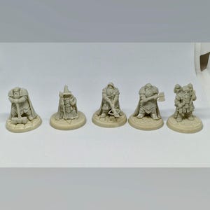 Pode incluir: Um conjunto de cinco miniaturas cinza-claras sem pintura sobre bases circulares. As figuras incluem um guerreiro com um martelo grande, uma figura de manto com um cajado, um personagem com uma besta, um guerreiro com um machado e uma figura com uma mochila.