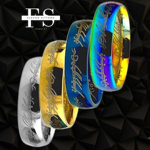 Könnte beinhalten: Vier Ringe in Silber, Gold, Blau und schillernden Farben werden gezeigt. Jeder Ring hat eingravierten Text. Die Ringe stammen von Flacon Sittano Jewelry. Der Hintergrund ist ein dunkles, strukturiertes Muster.