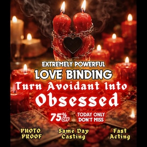 以下が含まれることがあります： 黒い持ち手と「But First, Coffee」のテキストが黒い太字でプリントされた白いセラミックマグ。マグカップは無地の白い背景に置かれ、シンプルなデザインが際立っています。