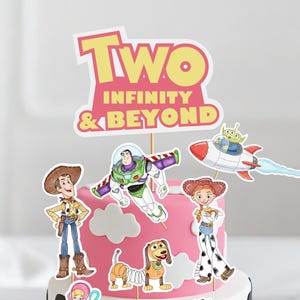 Puede incluir: Un pastel de dos niveles decorado con recortes de personajes de Toy Story. La capa superior es rosa con lunares blancos, y la capa inferior es blanca con manchas de vaca negras. La decoración del pastel dice "Two Infinity & Beyond."