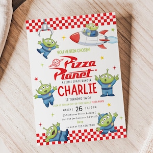 Peut inclure: Une carte d'invitation rectangulaire avec une bordure à carreaux rouges et blancs, des extraterrestres verts à trois yeux, une fusée et une pince. Le texte indique : YOU'VE BEEN CHOSEN! PIZZA PLANET A LITTLE SPACE RANGER CHARLIE IS TURNING TWO! MARCH 26 AT 3 PM.