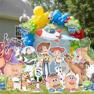 Puede incluir: Una colección de figuras de personajes recortadas y coloridas de la película animada Toy Story, incluyendo a Woody, Buzz Lightyear y Rex, dispuestas frente a un arco de globos. La escena está ambientada al aire libre en un jardín con césped y una casa al fondo.