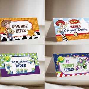 Könnte beinhalten: Vier rechteckige, gefaltete Lebensmitteletiketten mit Toy Story-Figuren. Eines zeigt Woody mit dem Text Cowboy Bites, eines Jessie mit Jessie's Cowgirl Cookies, eines Aliens mit Out of This World bites und eines Buzz Lightyear mit dem Text TO INFINITY TREATS.