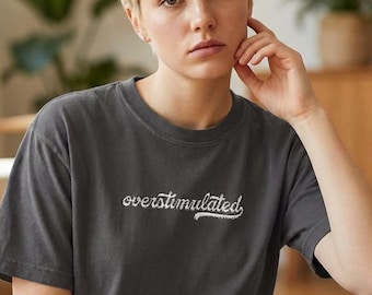 Camiseta bordada "Sobreestimulada", camiseta sobre salud mental, camiseta minimalista, camiseta sobre ansiedad, camiseta divertida con la que te sentirás identificado, camiseta estética