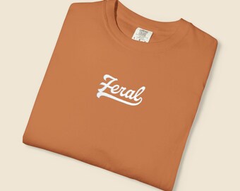 Camiseta Feral bordada, camiseta sobre salud mental, camiseta minimalista, camiseta sobre ansiedad, camiseta divertida con la que te identificarás, camiseta estética